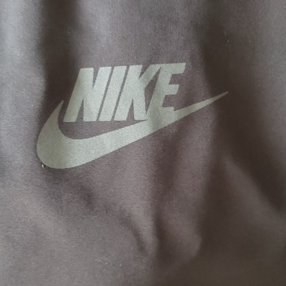 Nike women's black windbreaker with snap front - Picture 4 of 7